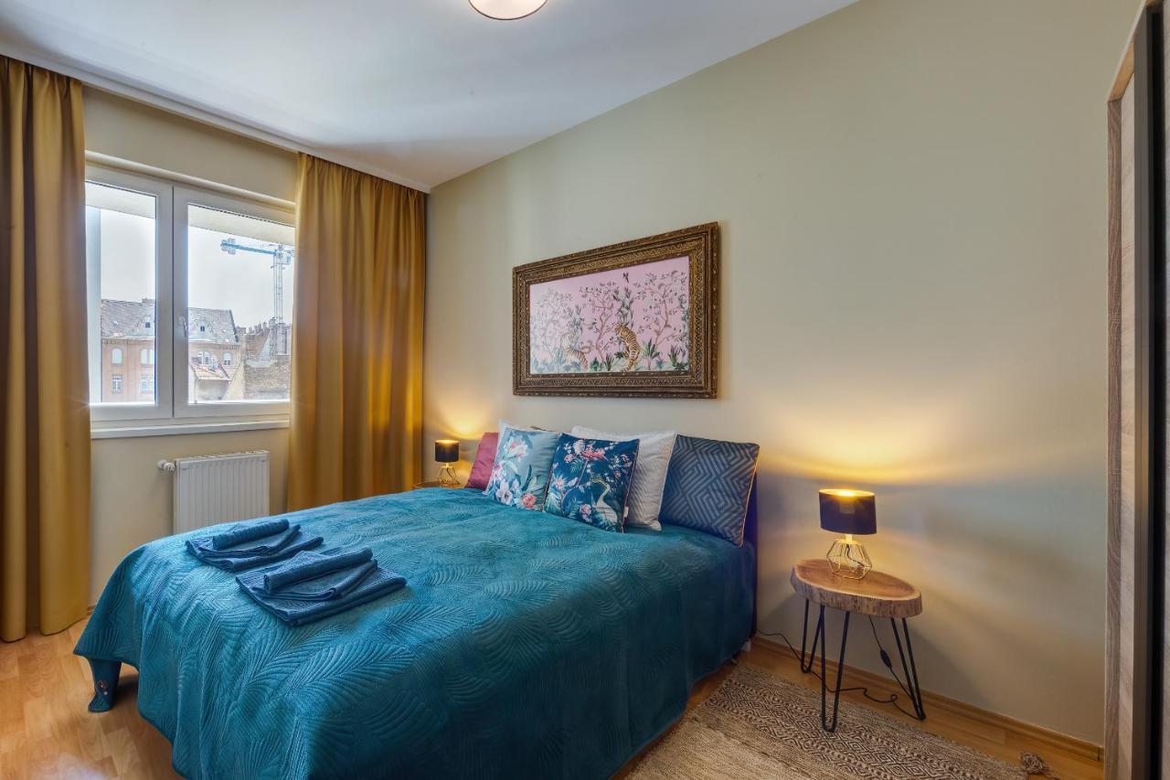 Stylish And Colorful With Balcony Apartment Budapest