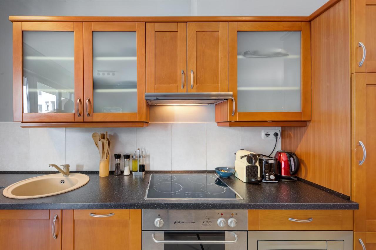 Stylish And Colorful With Balcony Apartment Budapest