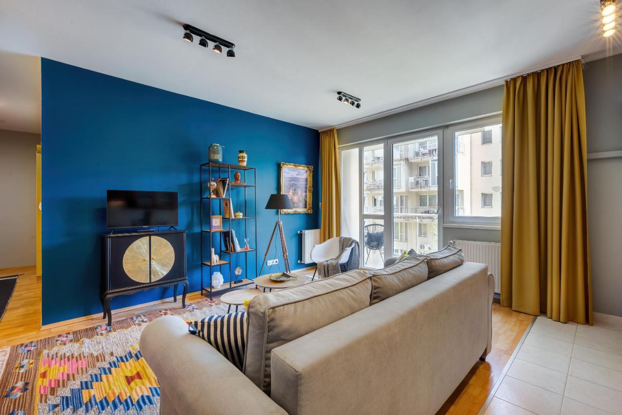 Stylish And Colorful With Balcony Apartment Budapest