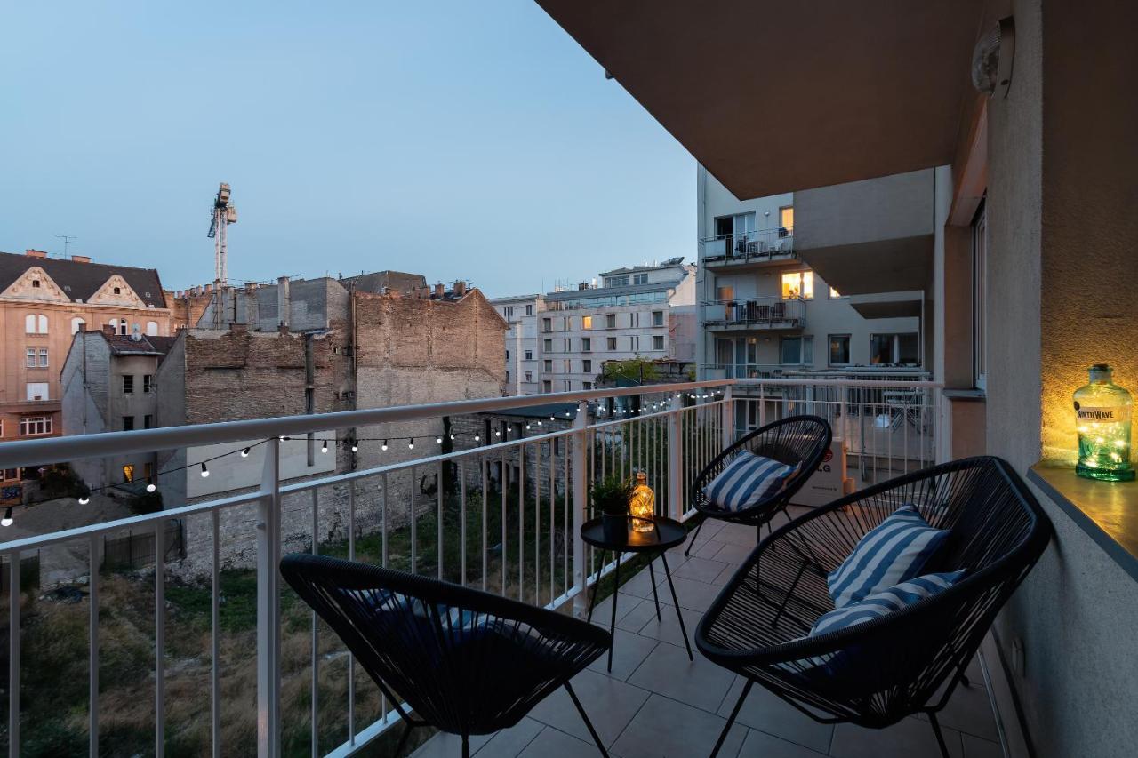 Stylish And Colorful With Balcony Apartment Budapest