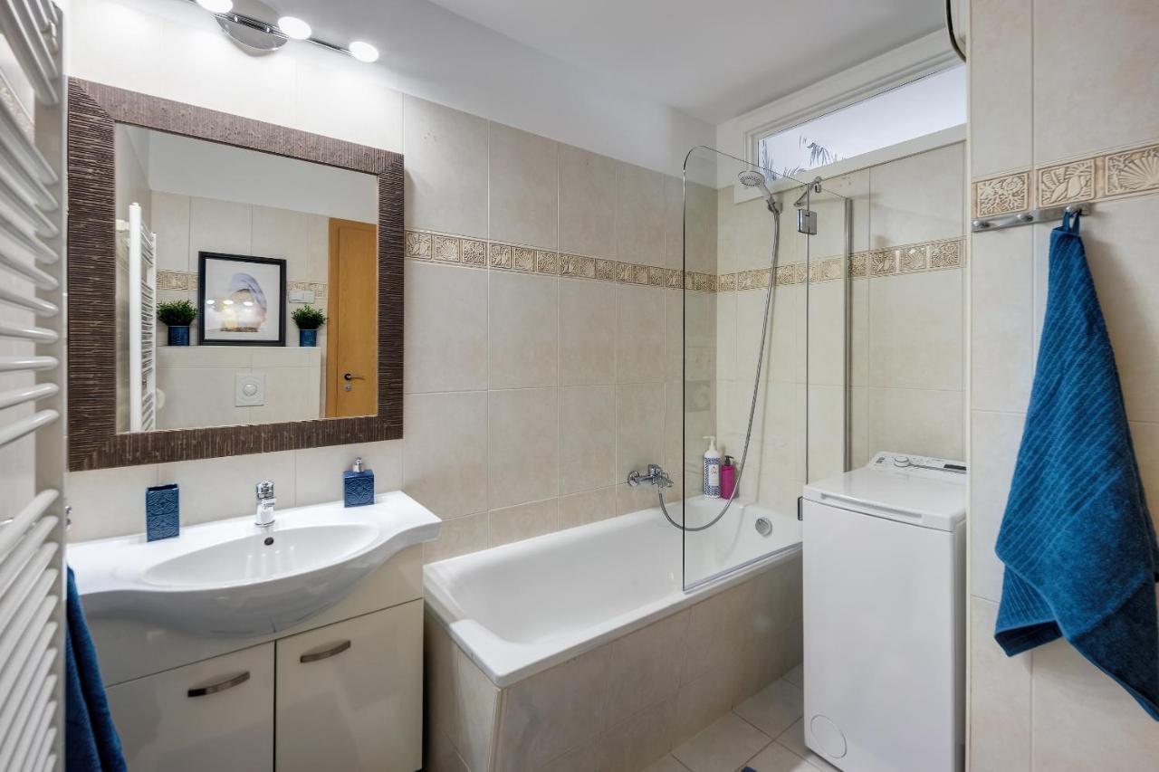 Stylish And Colorful With Balcony Apartment Budapest