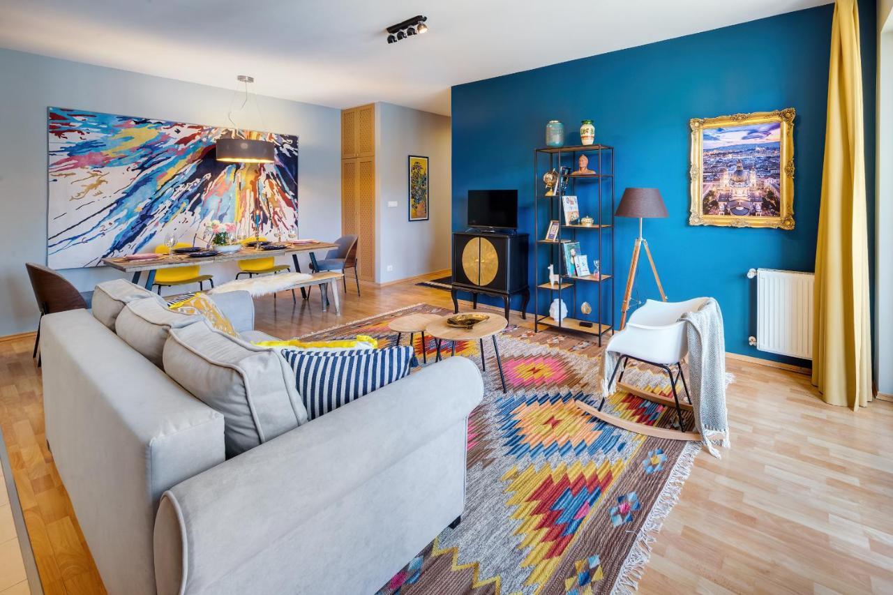 Apartment Stylish And Colorful With Balcony *