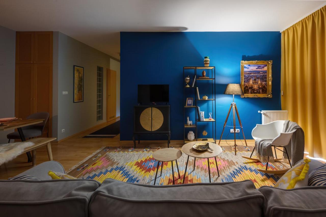 Apartment Stylish And Colorful With Balcony *