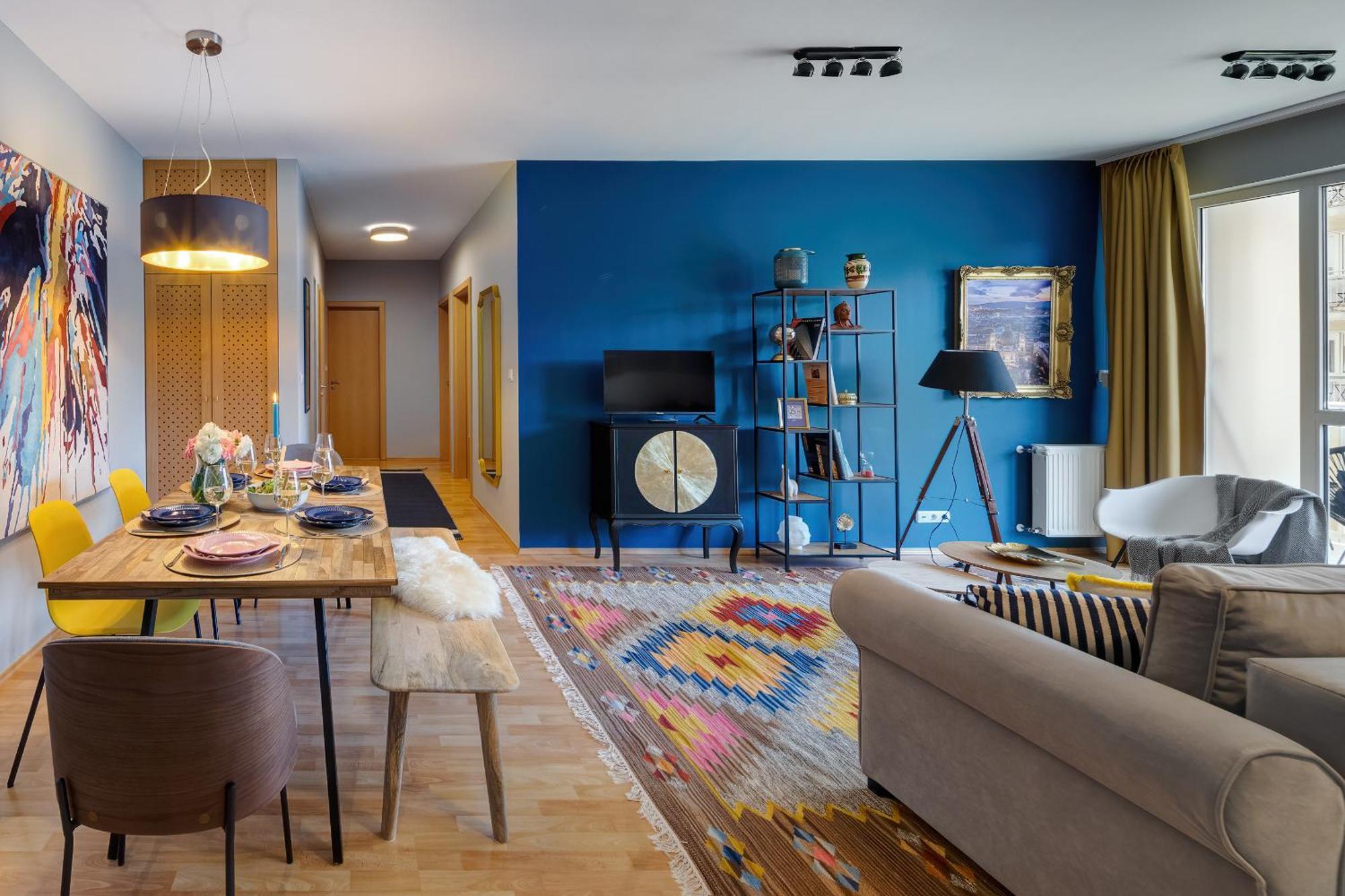 Stylish And Colorful With Balcony Apartment Budapest